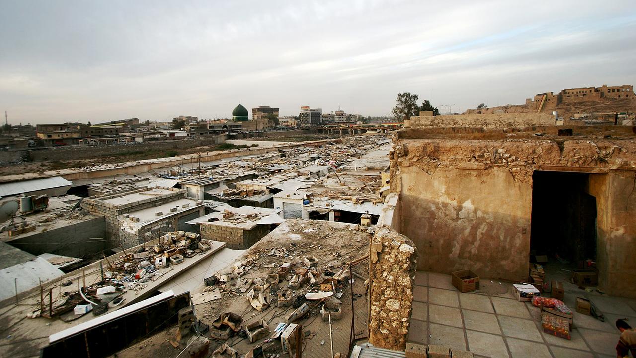Viele Städte im Irak sind nach jahrzehntelangen Kämpfen bis zu 50 Prozent zerstört. Die Kosten für den Wiederaufbau belaufen sich auf Milliarden von Dollar.