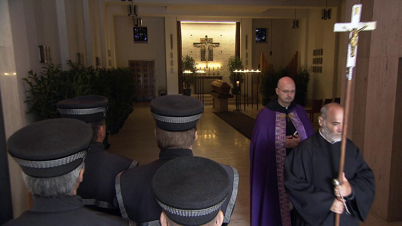 © ORF/regie.tv, Martin Polasek Armenbegräbnis: Täglich um 8.20 Uhr finden auf dem Zentralfriedhof Armenbegräbnisse statt, denen oft kein einziger Angehöriger beiwohnt.