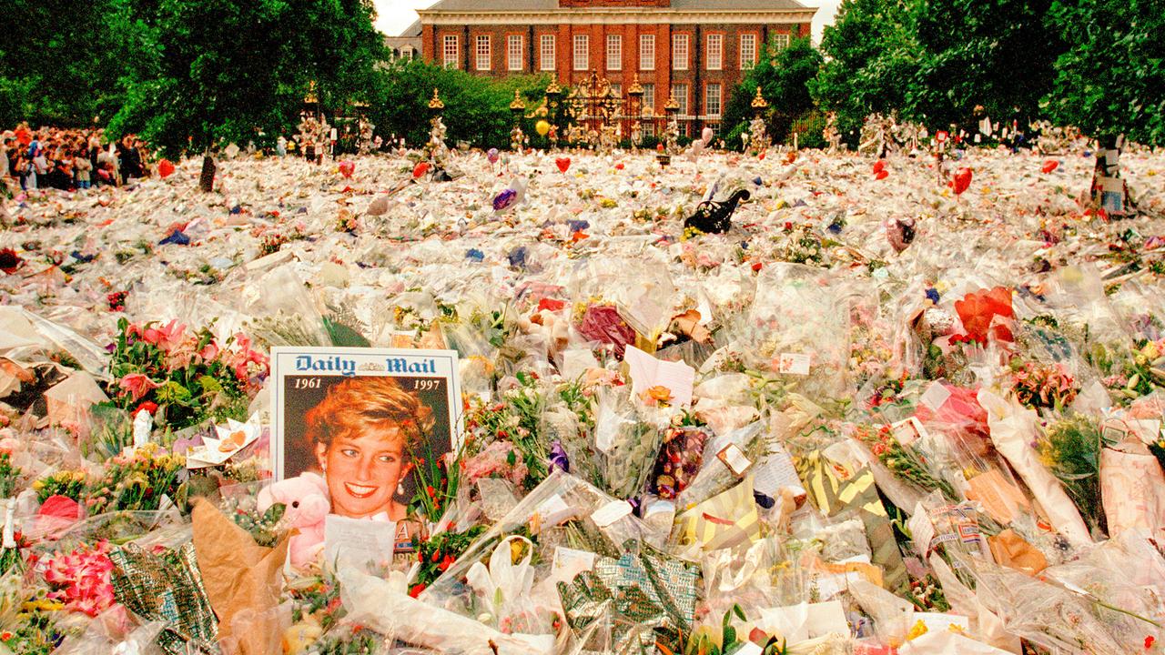 Blumen und Trauernde vor dem Kensington Palace in den Tagen nach der Beerdigung von Prinzessin Diana, in London, England, September 1997.