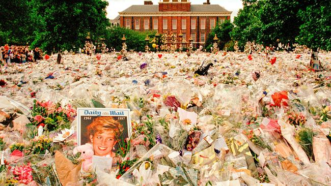 Blumen und Trauernde vor dem Kensington Palace in den Tagen nach der Beerdigung von Prinzessin Diana, in London, England, September 1997.