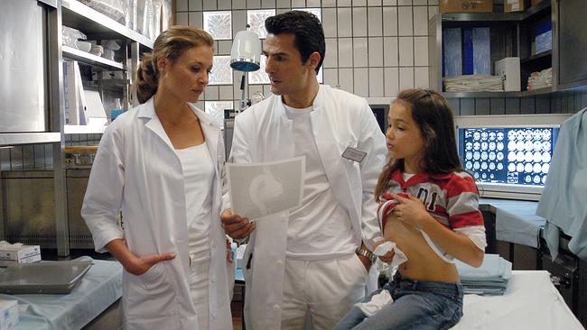 Julia Thurnau (Dr. Alana Hellmann, li.), Erol Sander (Daniel Guth), Lena Beyerling (Tessa Markwort)