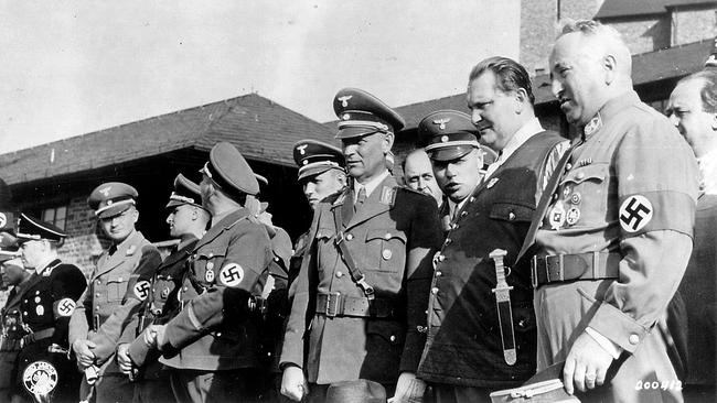 Die Gestapo – Hitlers Terror-Truppe – Die zentralen Akteure waren Hermann Göring, der Gründer, Heinrich Himmler, der Leiter der gesamten NS-Polizei und Reinhard Heydrich, der die Gestapo bis zu seinem Tod gestaltete.