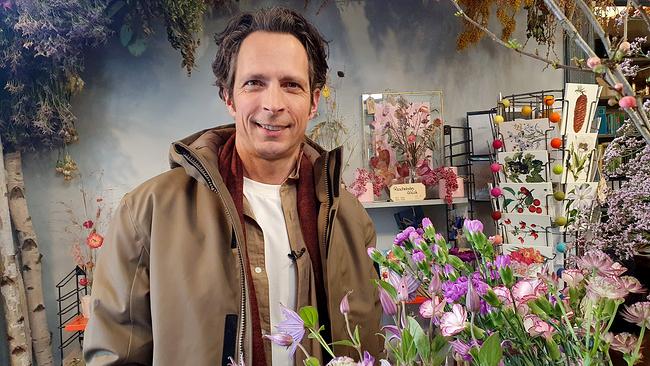 Jo Hiller blickt hinter die Kulissen des Handels mit Blumen und Pflanzen. In einem Blumenladen trifft er Brancheninsider.