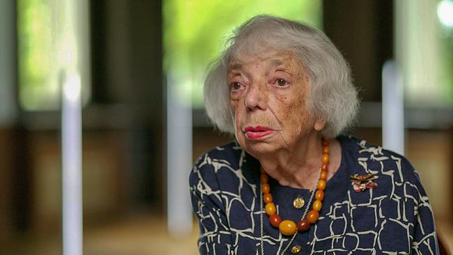 Die 100-jährige Margot Friedländer spricht in der Begleitdokumentation über die Verfolgung von Jüdinnen und Juden im NS-Staat. Sie überlebte den Holocaust, der in der „Wannsee-Konferenz“ am 20. Januar 1942 besprochen wurde, als einziges Mitglied ihrer Familie.