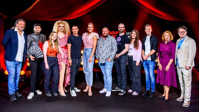 © ORF/Hubert Mican Gruppenfoto mit Nina Hartmann und Herbert Haider, Sebastian Humi, Yana Thaler, Kaisa Schmoan, Andreas Schlintl, Martin Weinzerl, Amar, Romana Bertlwieser, Christian Mayer, Alexandra Oetzlinger, Thomas Korponay-Pfeifer auf der Bühne von "Die Kabarett Talente Show 2026"