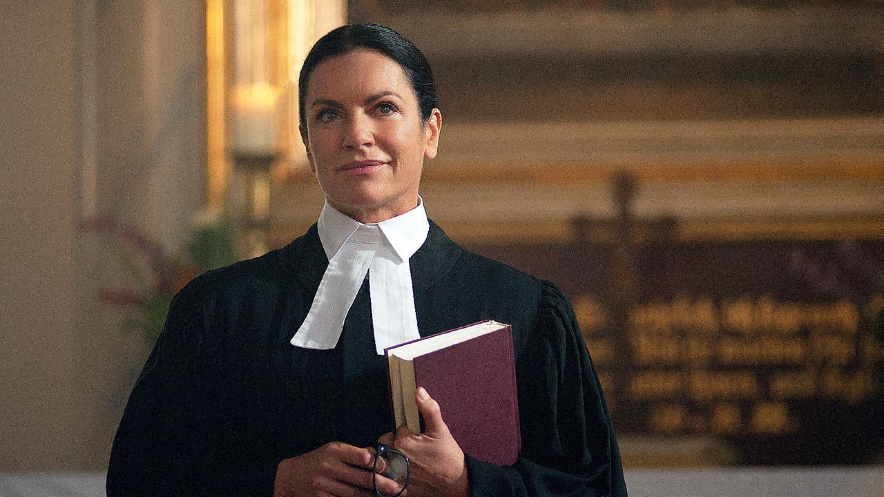 Christine Neubauer als Pastorin bei ihrer Predigt in der Kirche