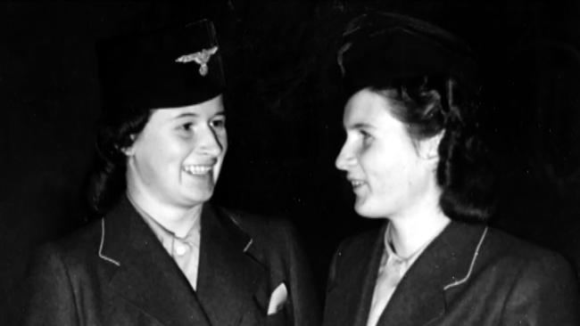 Weibliche Angehörige der SS – sogenannte SS-Helferinnen, die für den Nachrichtenverbindungsdienst ausgebildet wurden.