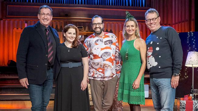 © ORF/Hans Leitner Gruppenfoto mit Viktor Gernot, Isabell Pannagl, Gerald Fleischhacker, Angelika Niedetzky und Herbert Steinböck auf der weihnachtlich dekorierten Bühne zu "Die Tafelrunde Spezial: Satirische Weihnachten".