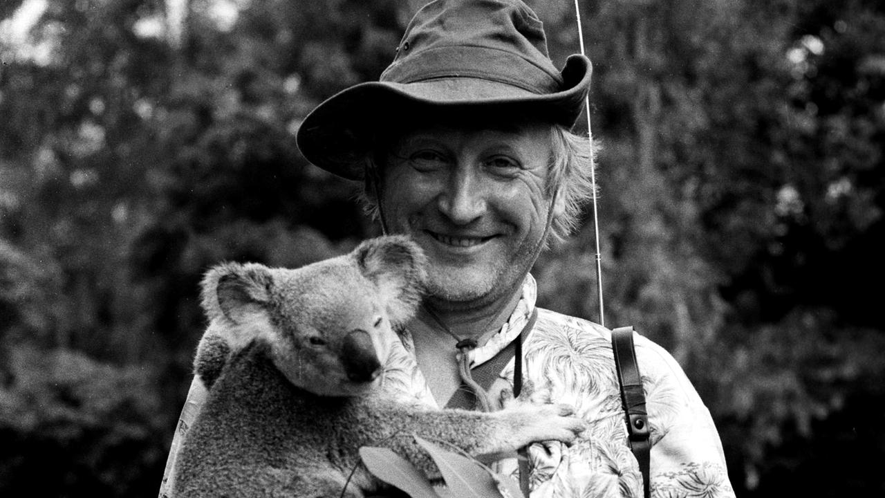 Karl Merkatz in Australien, hält einen Koalabären im Arm