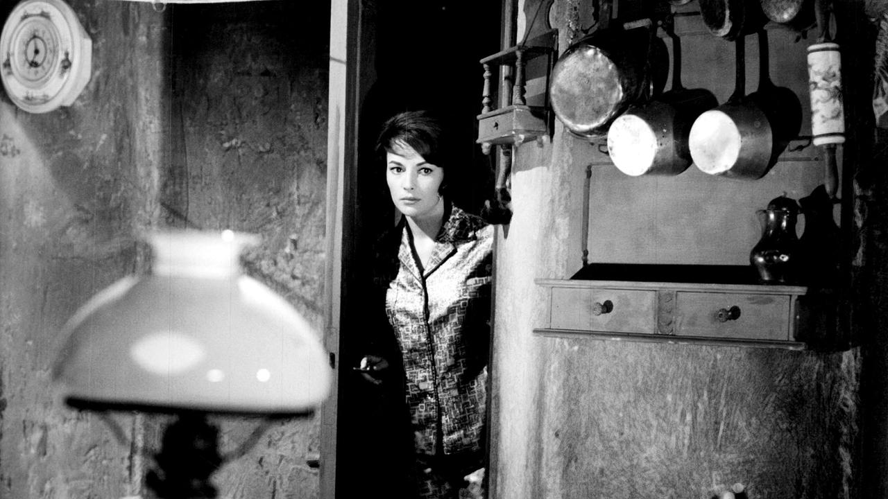 © ORF/Tobis Film Valerie Howett (Karin Dor) glaubt, dass ihre Mutter irgendwo in dem Schloss gefangen gehalten wird.