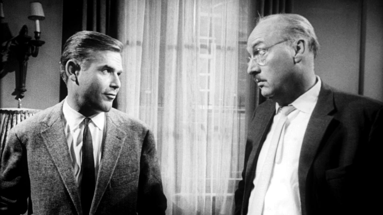 © ORF/Kineos "Edgar Wallace - Das Gasthaus an der Themse": Inspektor Wade (Joachim Fuchsberger) und sein überkritischer Chef Sir John (Siegfried Schürenberg)