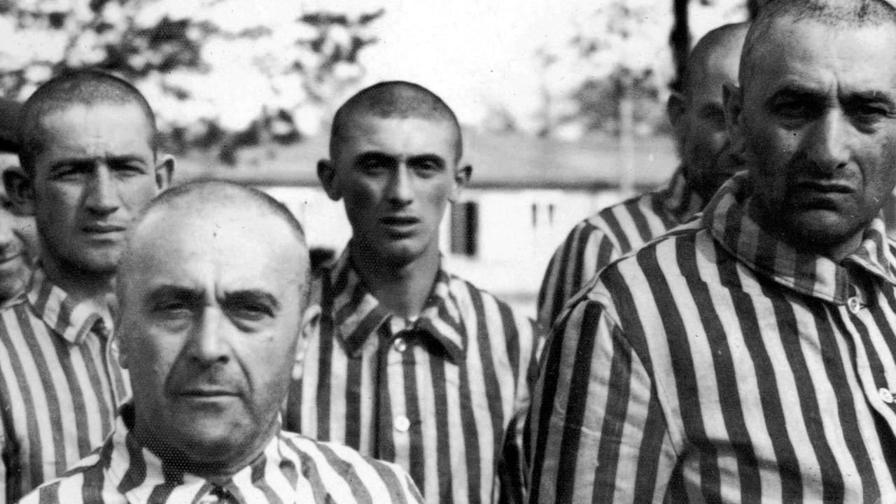 Neu eingetroffene Männer, die zunächst weiterleben dürfen – ihnen stehen in Auschwitz schwere Arbeit, Hunger, Erniedrigungen und Misshandlungen bevor