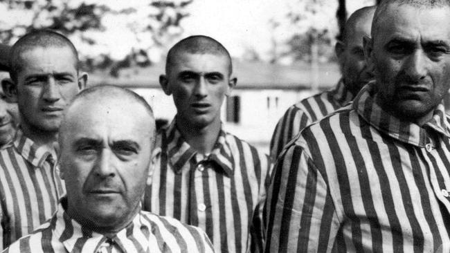 Neu eingetroffene Männer, die zunächst weiterleben dürfen – ihnen stehen in Auschwitz schwere Arbeit, Hunger, Erniedrigungen und Misshandlungen bevor