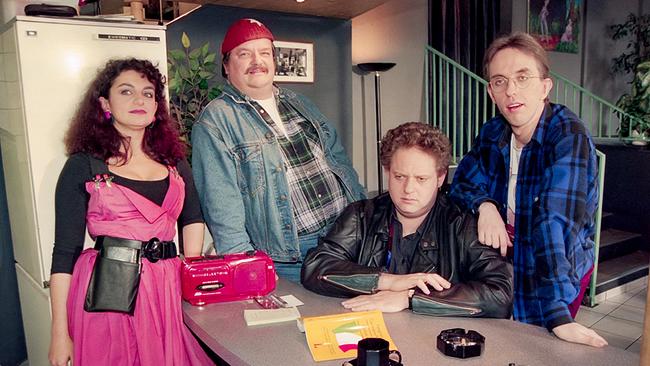 © ORF/Ali Schafler Viktoria Schubert, Oliver Stern, Werner Sobotka und ein weiterer Mann stehen in einem Empfangsraum rund um eine Theke.