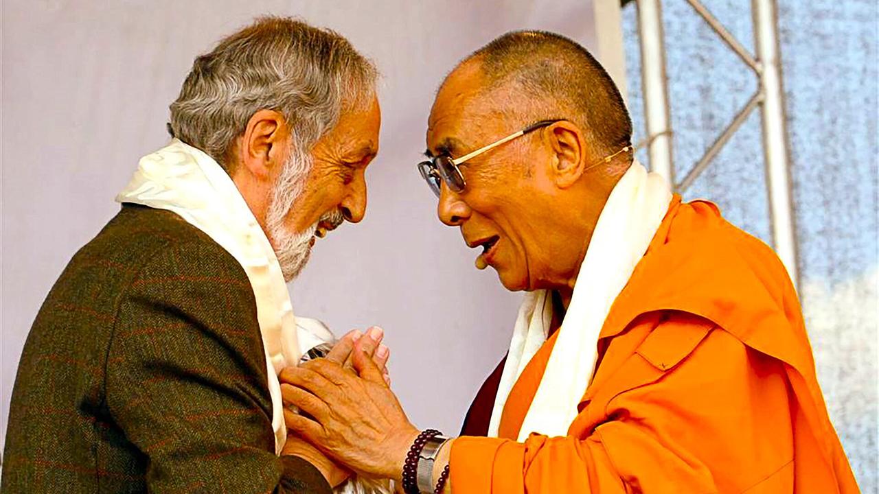 © ORF/PopUp/Stephan Boroviczeny Heinz Nussbaumer und Dalai Lama begrüßen sich herzlich auf einer Bühne