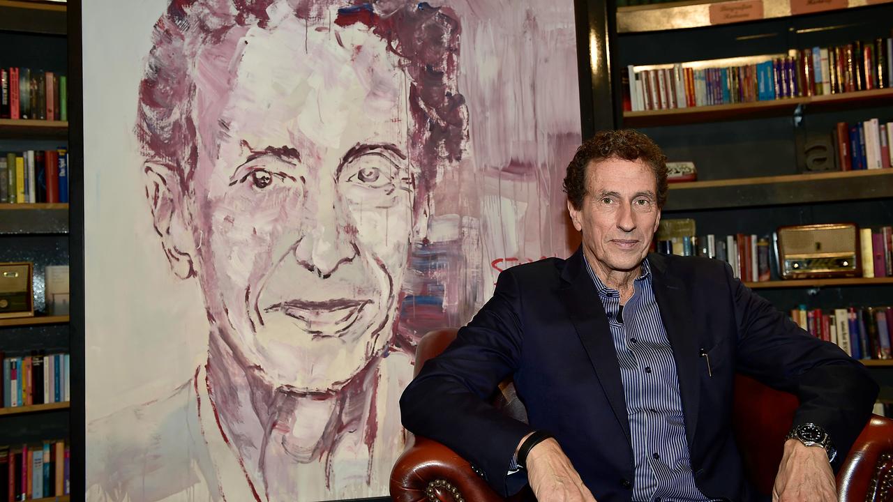 Julian Nida Rümelin sitzt vor seinem Portrait von Oskar Stocker.