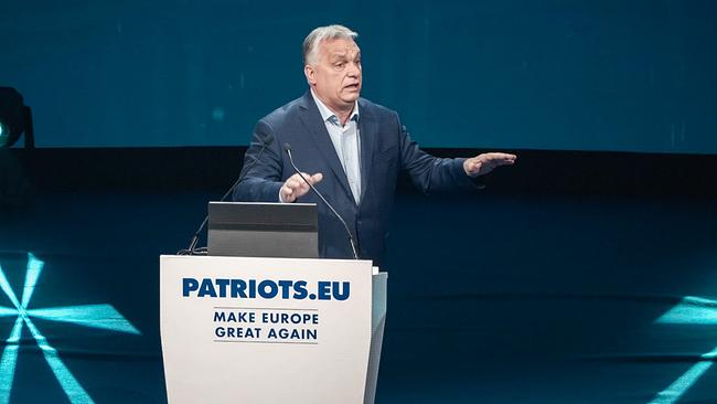 © ORF/ARTE France/Nova Production Viktor Orbán im Anzug spricht auf einer Bühne hinter einem Rednerpult mit der Aufschrift „Patriots.eu – Make Europe Great Again“ und gestikuliert dabei mit beiden Händen.