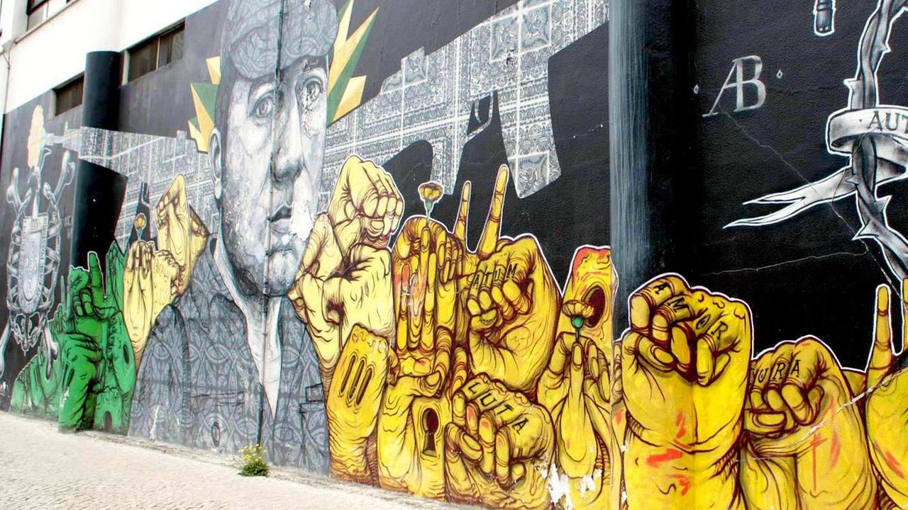 Fast 50 Jahre nach der Nelkenrevolution erinnern in Portugals Hauptstadt Lissabon noch immer Graffities an die Putschisten, die am 25. April 1974 die längste Diktatur Europas stürzten.