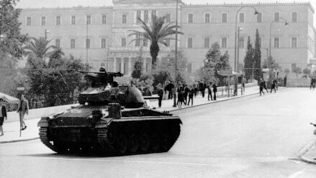 Am 22. April 1967 kontrollieren Panzer das Regierungsviertel in Athen. Einen Tag zuvor hatte Oberst Georgios Papadopoulos geputscht und eine Militärregierung erzwungen.