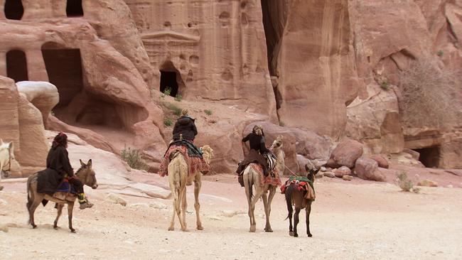 Petra ist einer der magischsten Orte im arabischen Raum. Er ist berühmt für seine behauenen rötlichen Felsen, seine schaurigen Gräber und bewegte Geschichte. 2007 wurde er zum Weltkulturerbe erhoben.