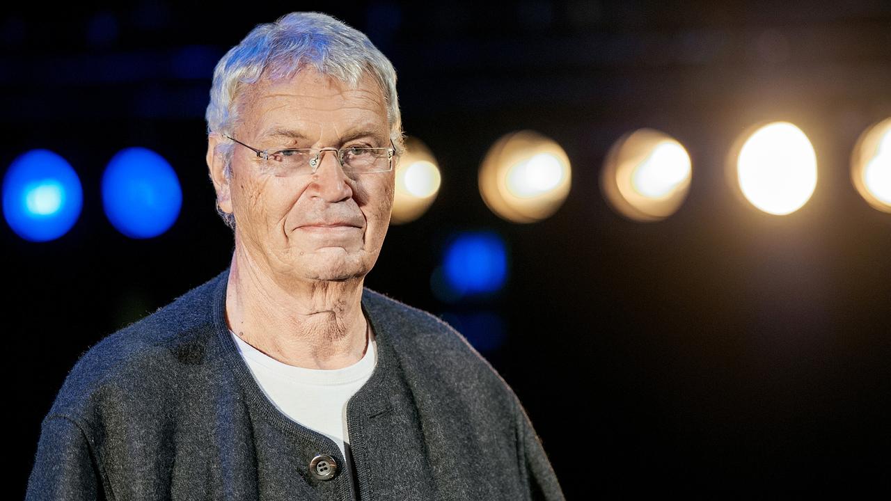 © ORF/BR/Julia Müller Gerhard Polt in der Rolle des Nachbarn Brezner.