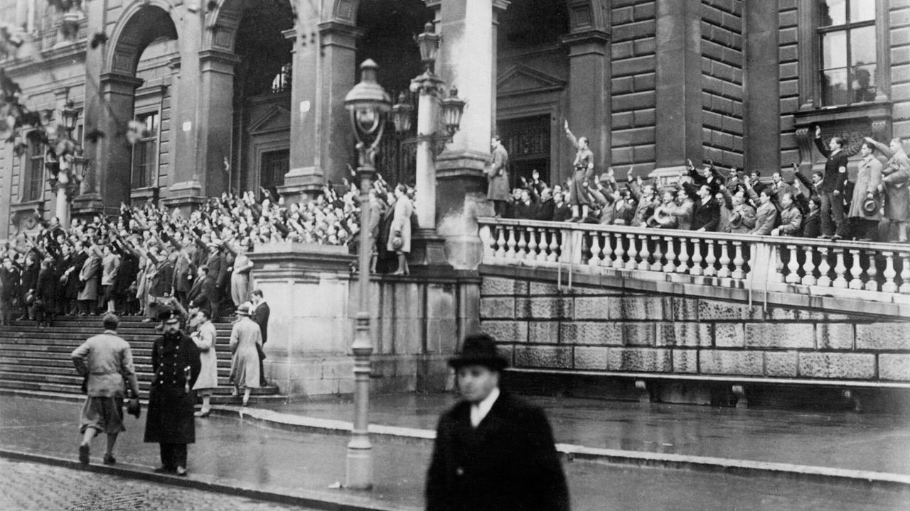 Schwarzweißfotografie von der nationalsozialistischen Demonstration vor der Wiener Universität