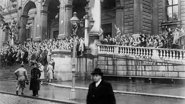 © ORF/Imago/TT Schwarzweißfotografie von der nationalsozialistischen Demonstration vor der Wiener Universität