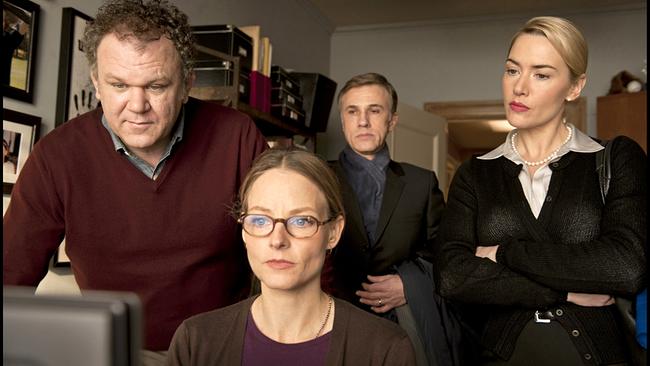 © ORF/Constantin Film Penelope Lonstreet sitzt in einem Zimmer vor einem Computerbildschirm, um sie herum stehen Michael Longstreet, Alan Cowan und Nancy Cowan.