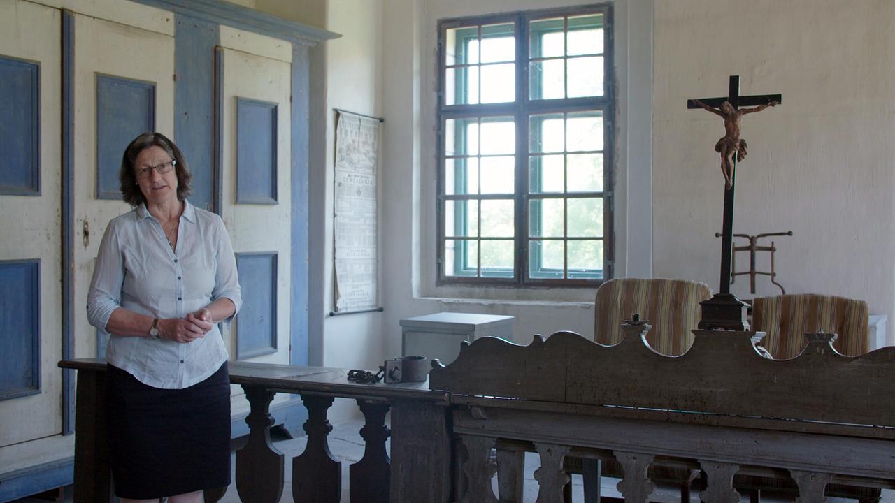 Schlossherrin Elisabeth Küfstein im alten Gerichtssaal