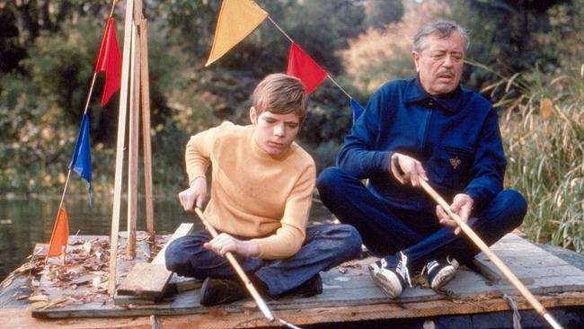 Heintje Simons (Heintje) und Heinz Reincke (Klaus Helwig) sitzen auf einem Holzsteg und fangen Fische.