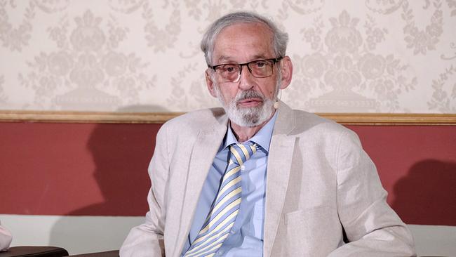 © ORF/Günther Pichlkostner Heinz Nußbaumer in hellem Anzug mit Krawatte und einem Headset-Mikrofon