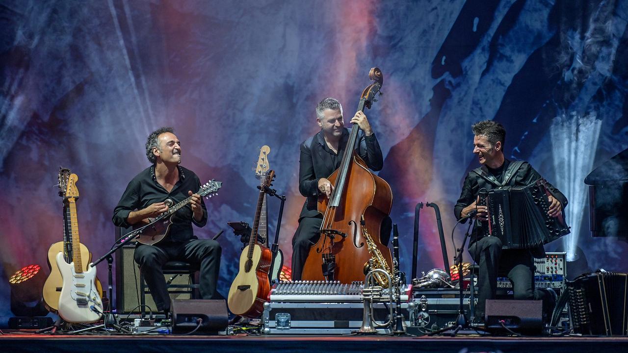 Herbert Pixner live@ Traunsee; Im Bild: Gitarrist Manuel Randi, Bassist Werner Unterlercher und Bandleader und Harmonikaspieler Herbert Pixner.