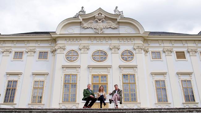 Karl Hohenlohe mit den heutigen Eigentümern des Schlosses Graf Markus und Gräfin Philippa Königsegg-Aulendorf.