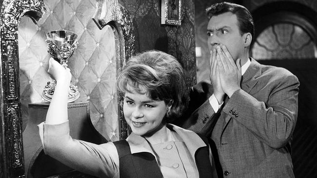 Hilfe, meine Braut klaut (Komödie, 1964) Im Bild: Cornelia Froboess mit einem Pokal in der Hand. Hinter ihr Peter Alexander, der die Hände vor seinen Mund hält.