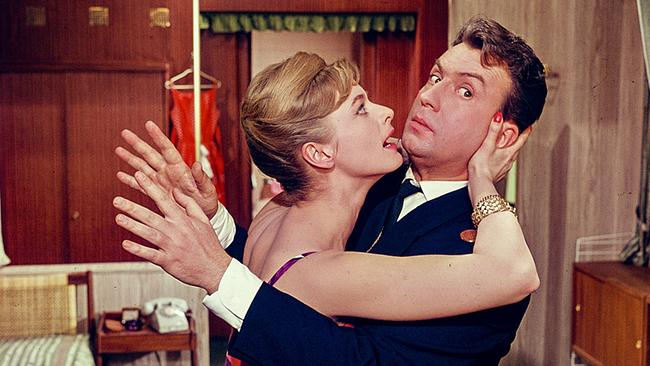 Ich zähle täglich meine Sorgen (Komödie D 1960); Im Bild: Christiane König (Tatjana) versucht Peter Alexander (Peter Hollmann) zu küssen.