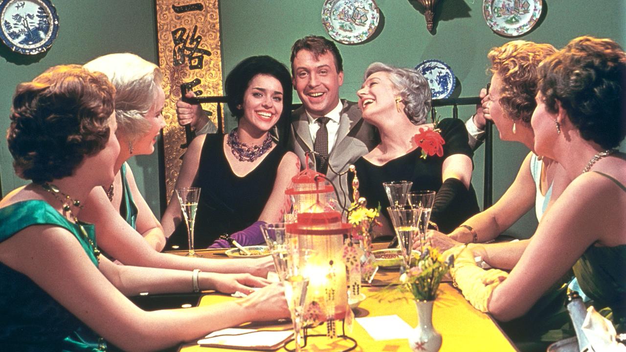 Ich zähle täglich meine Sorgen (Komödie D 1960); Im Bild: Peter Alexander sitzt mit fünf Frauen an einem Tisch und sie trinken Sekt.