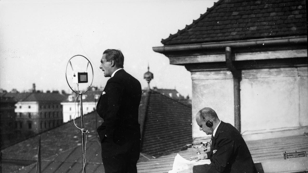 Großreportage der RAVAG. Anlässlich des Fluges des Luftschiffs "Graf Zeppelin" über Wien. Es wurden mehrere Übertragungsstellen auf Hausdächern installiert, hier mit dem Report Balduin Naumann und dem RAVAG-Direktor Erich Kunsti (sitzend), 1929.