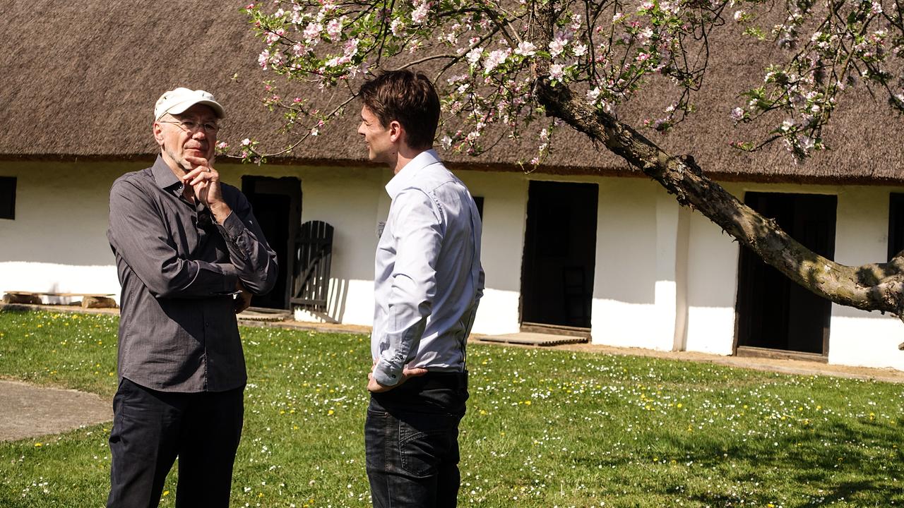 © ORF/Pre Tv Willi Resetarits und Peter Schneeberger vor dem Heimathaus (Museum) in Stinatz.
