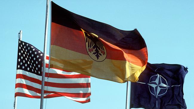 Während der Übung Coronet Fang ’89, einer gemeinsamen amerikanisch-westdeutschen Übung, wehen die Flaggen der Vereinigten Staaten, der Bundesrepublik Deutschland und der NATO über dem Stützpunkt.