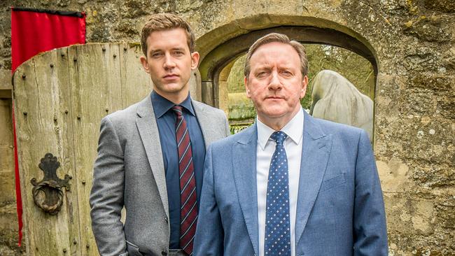 DCI John Barnaby (Neil Dudgeon, r.) und sein Assistent DS Jamie Winter (Nick Hendrix) ermitteln in einer kleinen Brauerei in Causton Abbey. Hier wurde die Leiche eines Mannes in einem Braukessel gefunden. Selbstredend will es niemand gewesen sein.