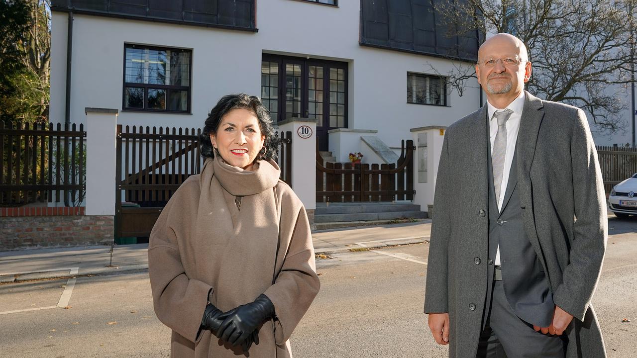 Danielle Spera und Peter Schöber vor dem "Steiner Haus" von Adolf Loos im 13. Bezirk.