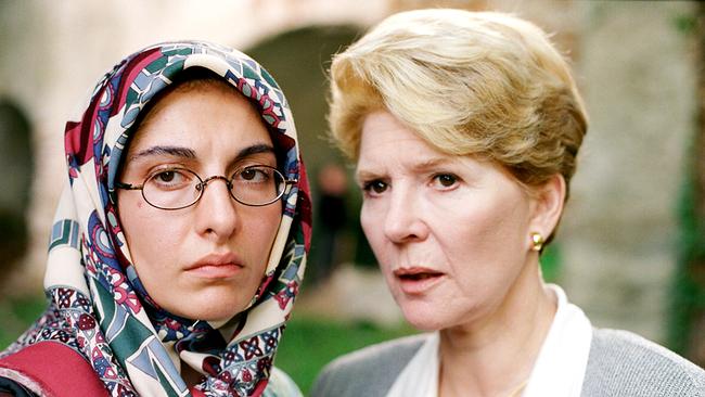 Yasu Öcal sucht ihren verschollenen Mann und äußert Julia Laubach gegenüber ihren Verdacht (v.li.: Proschat Madani, Christiane Hörbiger)