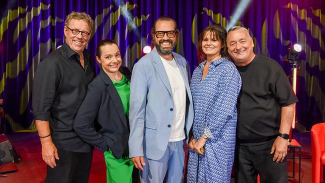 Herbert Steinböck, Gudrun Nikodem-Eichenhardt, Eva Maria Marold, Gerald Fleischhacker und Andreas Vitásek posieren gemeinsam vor einer farbig beleuchteten Bühne beim "Tafelrunde Open Air" aus Güssing