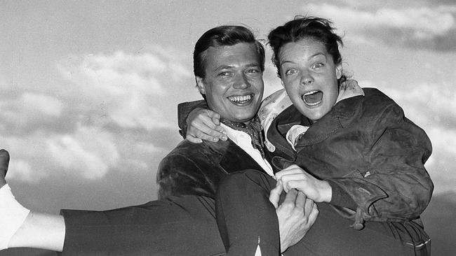 Romy Schneider mit Karlheinz Böhm bei den Dreharbeiten zu dem Film "Sissi - die junge Kaiserin", 1956.