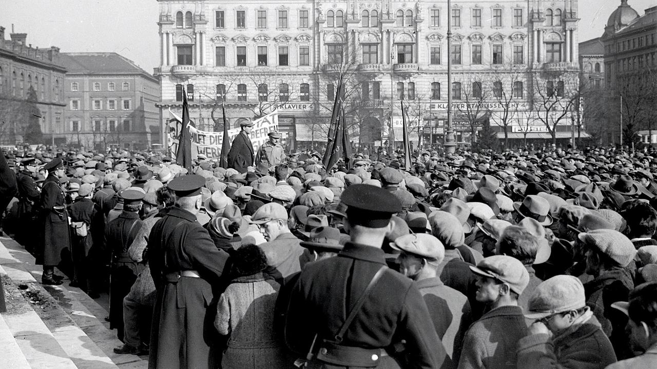 Kommunistische Kundgebung am 1. Mai 1930. Die KPÖ sieht die Sozialdemokratie als Flügel des Faschismus. Zusammenarbeit gibt es kaum.