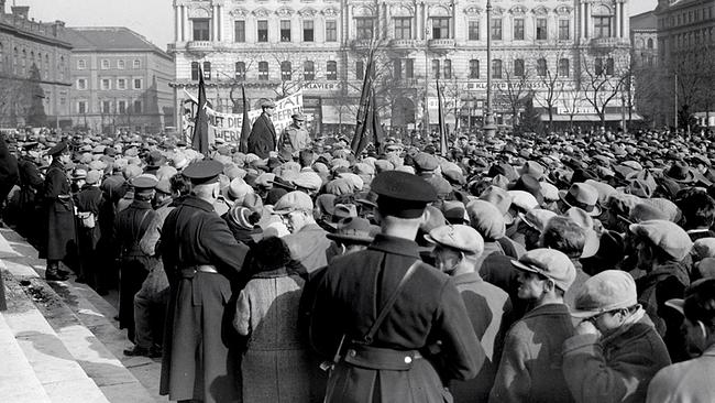 Kommunistische Kundgebung am 1. Mai 1930. Die KPÖ sieht die Sozialdemokratie als Flügel des Faschismus. Zusammenarbeit gibt es kaum.