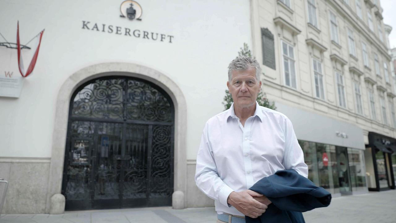© ORF/Neulandfilm/Deniz Lindenberg Karl Hohenlohe steht vor der Kaisergruft in Wien