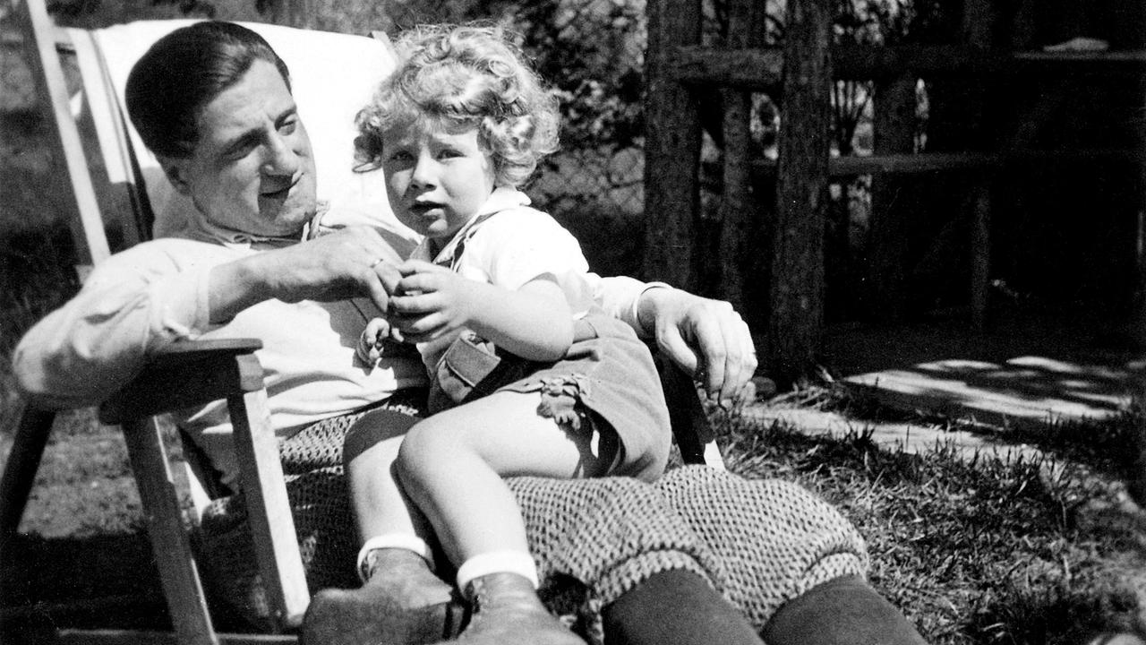 Karl Farkas mit Sohn Robert, 1930.