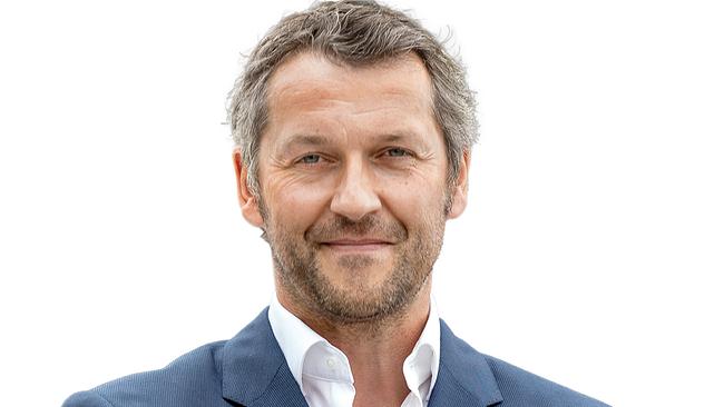 © ORF/FOTOKERSCHI.AT/Werner Kerschbaum Dirigent Markus Poschner; Im Bild: Markus Poschner stehend, lächelnd und mit verschränkten Armen.