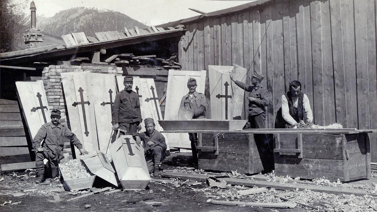 Kriegsfotograf Anton Trixl: Sargproduktion im 1. Weltkrieg.